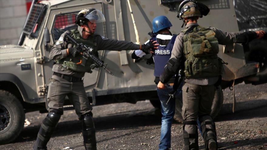 Soldados israelíes atacan a un reportero de un medio de comunicación en los territorios ocupados palestinos.