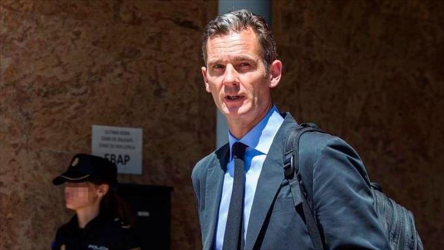 Iñaki Urdangarin, cuñado del rey de España, Felipe VI, frente a la entrada de un juzgado español.