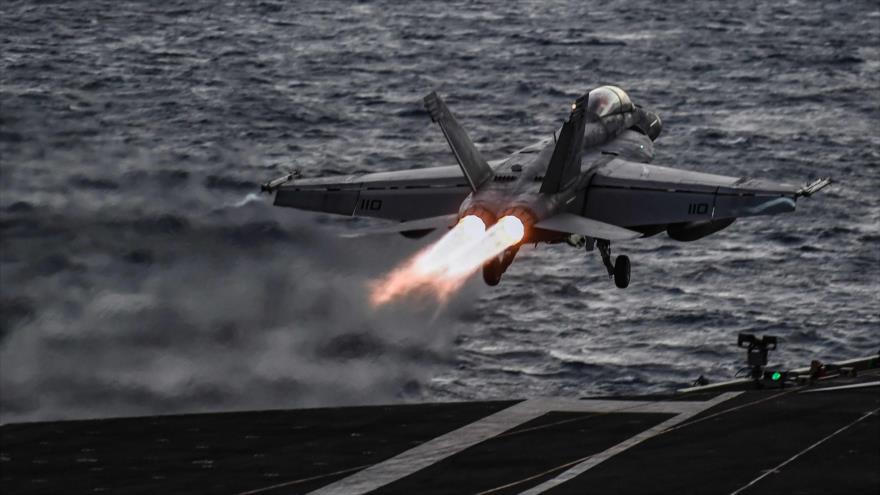 Un F-18 despega del portaviones USS Harry S. Truman en el marco de una misión de la coalición liderada por EE.UU. en Irak y Siria, 8 de mayo de 2018.