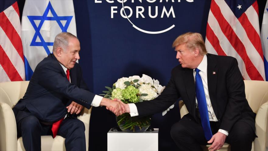 El presidente de EE.UU., Donald Trump (dcha.), le estrecha la mano al premier israelí, Benjamín Netanyahu, en Davos (Suiza), 25 de enero de 2018.