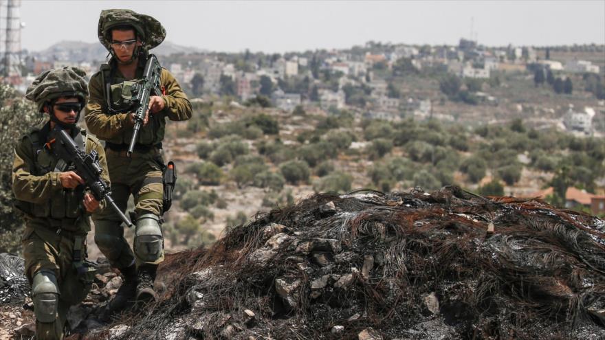 Soldados israelíes durante los enfrentamientos con manifestantes palestinos en una aldea cerca de Nablus, en la ocupada Cisjordania, 8 de junio de 2018.
