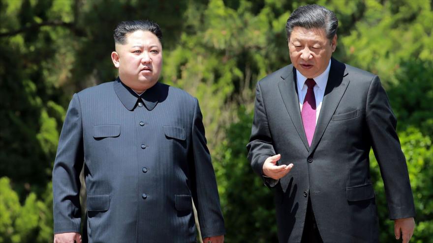El presidente chino, Xi Jinping (dcha.), se reúne con el líder norcoreano, Kim Jong-un, en Dalian, 8 de mayo de 2018.