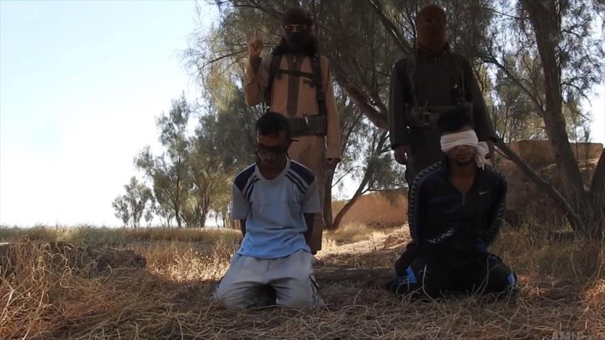 Elementos terroristas de Daesh se preparan para ejecutar a dos fuerzas iraquíes.