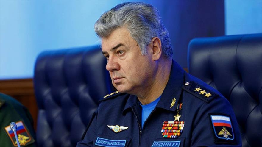 Victor Bondarev, jefe del Comité de Defensa y Seguridad del Consejo de la Federación rusa, se reúne con altos militares rusos.