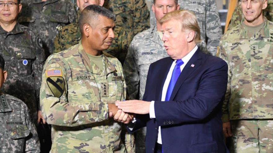 El comandante de las tropas estadounidenses en Corea del Sur, el general Vincent Brooks, (izq.) y el presidente de EE.UU., Donald Trump, en Seúl, noviembre de 2017.