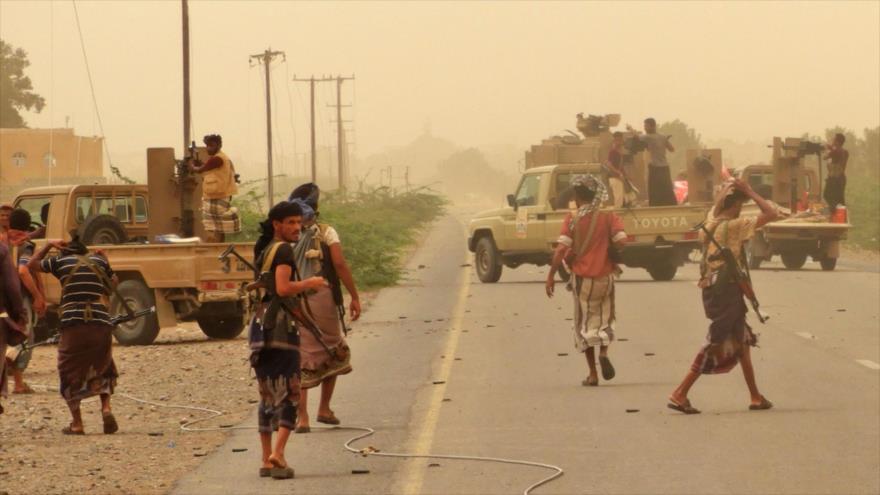 Hombres armados apoyados por Arabia Saudí, desplegados al sur de Al-Hudayda, 15 de junio de 2018.