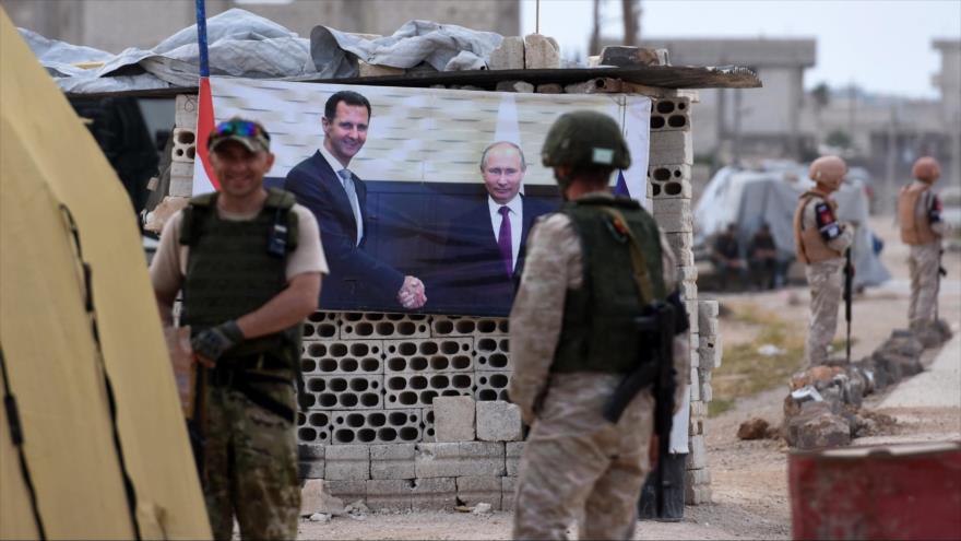 Miembros del Ejército ruso en el campo de la provincia de Idlib, noroeste de Siria, 1 de junio de 2018.