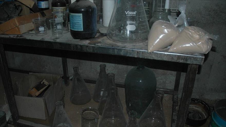 Material de laboratorio de armas químicas descubiertas en salas subterráneas de terroristas en la ciudad siria de Duma.