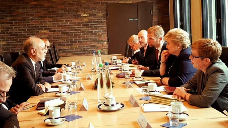 El jefe de la OEAI, Ali Akbar Salehi (2º de izq.), reunido con la premier noruega, Erna Solberg (2ª de dcha.), en Oslo, 20 de junio de 2018.