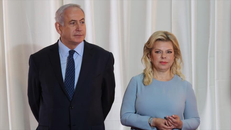 El primer ministro israelí, Benjamín Netanyahu (izq.) y su esposa Sara en la oficina del premier en Al-Quds (Jerusalén), 6 de junio de 2017.
