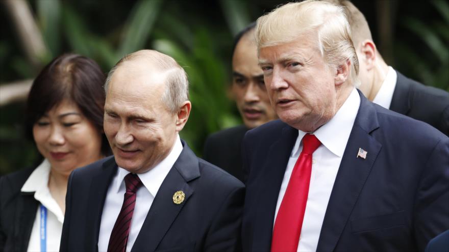 El presidente de Rusia, Vladimir Putin, y su par de EEUU, Donald Trump, durante la cumbre de APEC, en Vietnam, 11 de noviembre de 2017.