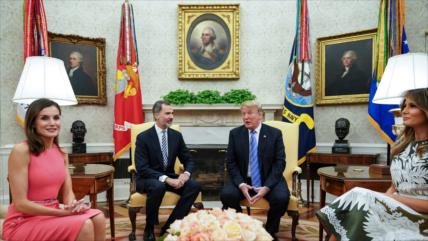 Condenan silencio de Felipe VI ante política migratoria de Trump