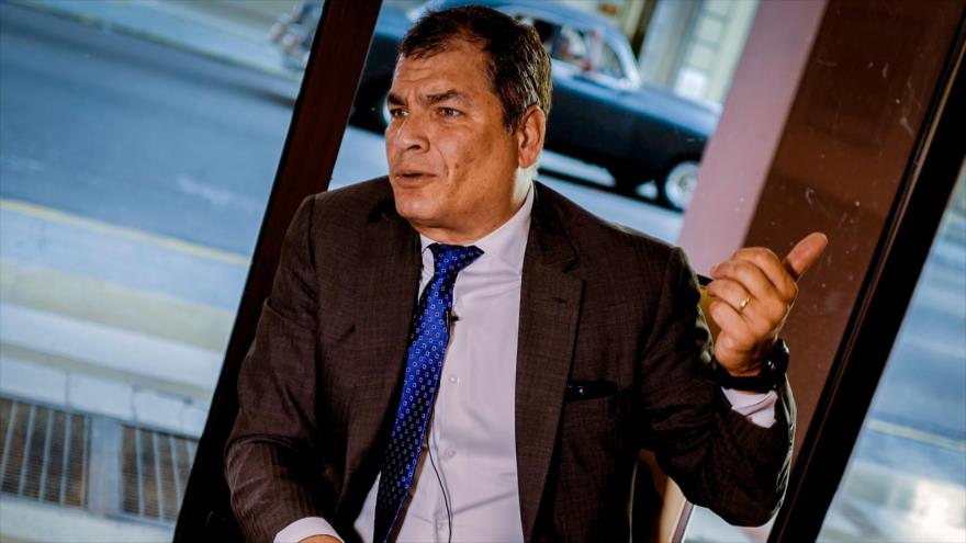 El expresidente ecuatoriano Rafael Correa, habla durante una entrevista en La Habana, Cuba, 20 de abril de 2018.