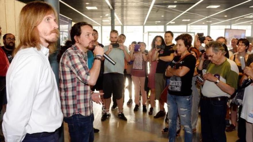 El secretario general de Podemos, Pablo Iglesias, habla con la prensa en la ciudad española de Valladolid, 21 de junio de 2018.