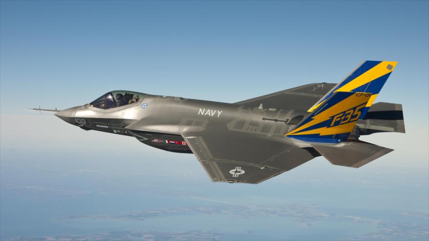 Un avión de combate F-35 de fabricación estadounidense en pleno vuelo.