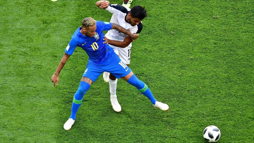 El astro brasileño, Neymar (izda.), lucha por la pelota con el jugador costarriqueño, Johan Venegas, en el Mundial, 22 de junio de 2018. Fuente: AFP