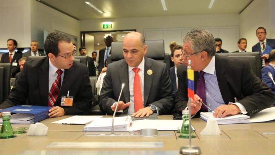El ministro venezolano del Petróleo, Manuel Quevedo (centro), durante una reunión de la OPEP, en Viena, capital austriaca, 22 de junio de 2018.