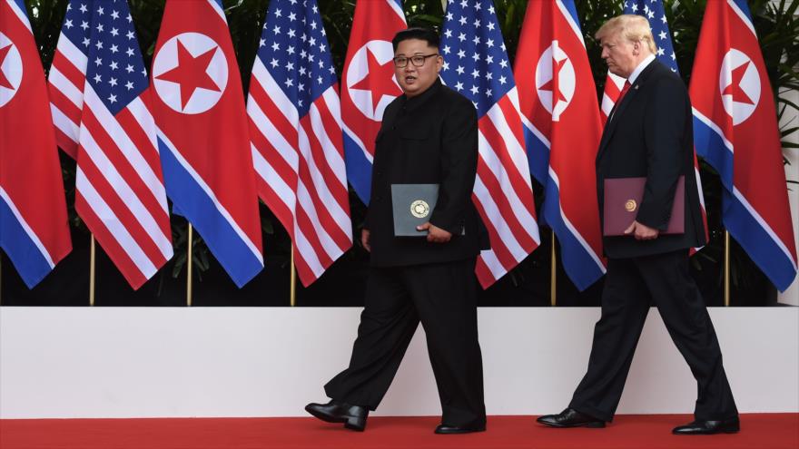 El presidente de EE.UU., Donald Trump (dcha.), y el líder norcoreano, Kim Jong-un, Singapur, 12 de junio de 2018.