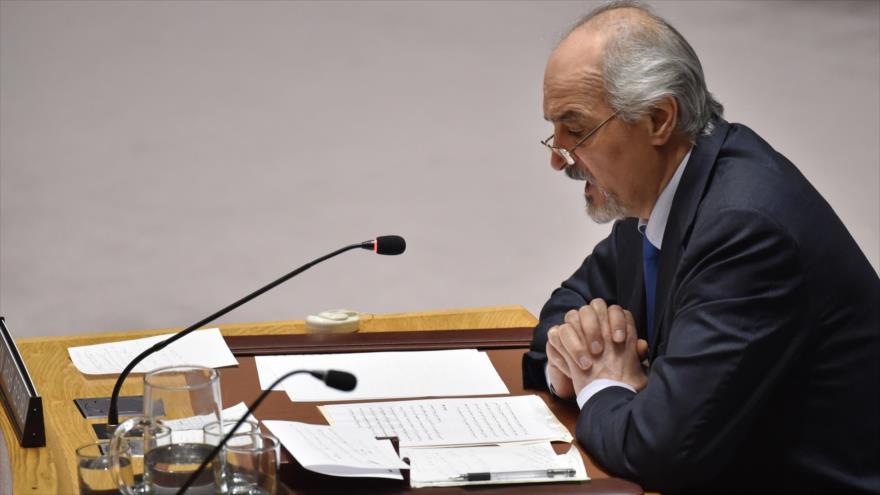 El representante de Siria ante las Naciones Unidas, Bashar Al-Yafari, en una reunión del Consejo de Seguridad de la ONU, 10 de abril de 2018.