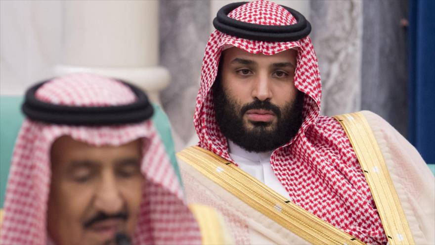 El príncipe heredero saudí, Muhamad bin Salman al Saud, (dcha.) en un encuentro en La Meca, 11 de junio de 2018.