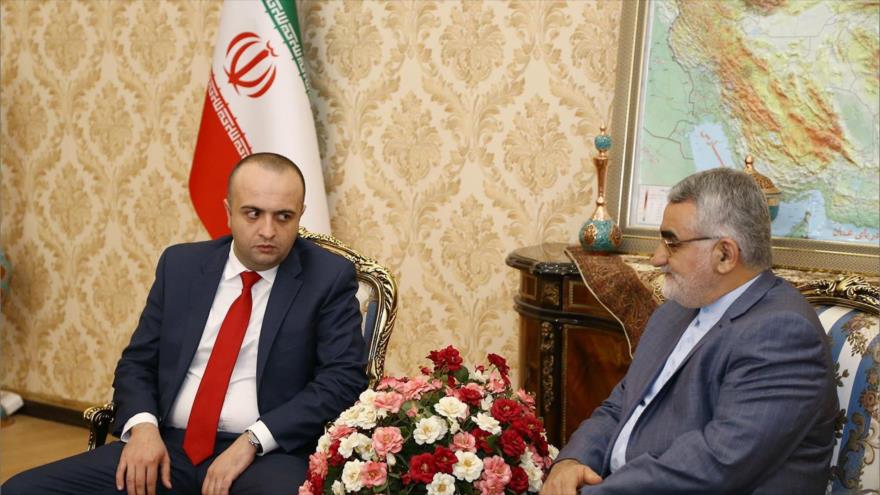 El jefe la Comisión de Seguridad Nacional del Parlamento iraní, Alaeddin Boruyerdi (dcha.), reunido con el parlamentario georgiano Shalva Kiknavelidze.