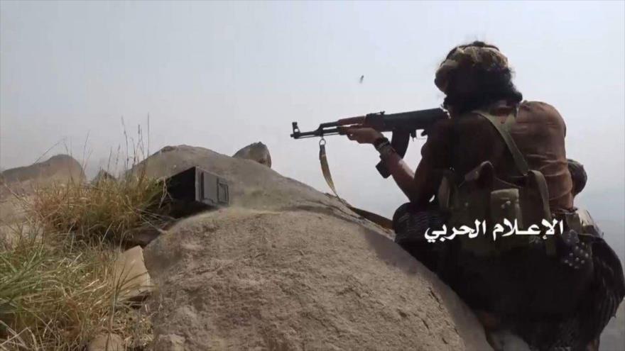 Un francotirador del movimiento popular yemení Ansarolá.