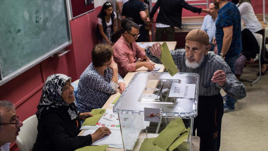 Abren centros de votación para comicios presidenciales en Turquía
