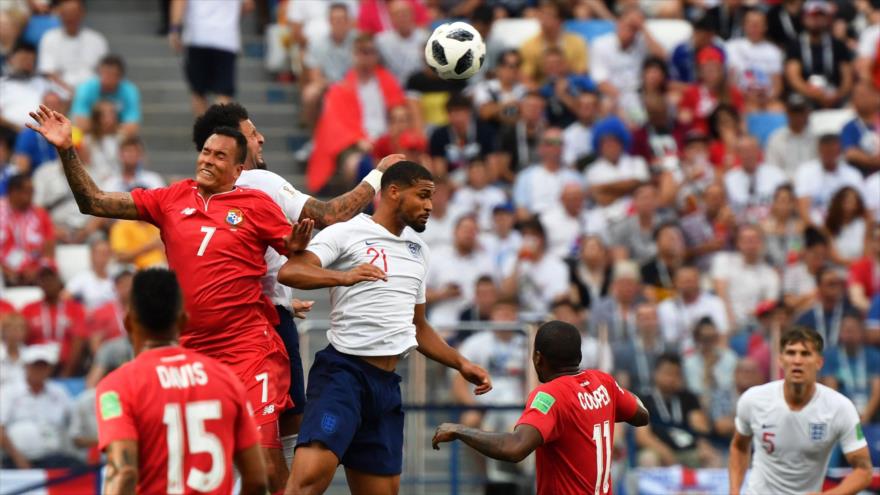 Los panameños Blas Pérez (izq.) y José Luis Rodríguez (centro) compiten por el balón en el partido contra Inglaterra, 24 de junio de 2018. Fuente: AFP