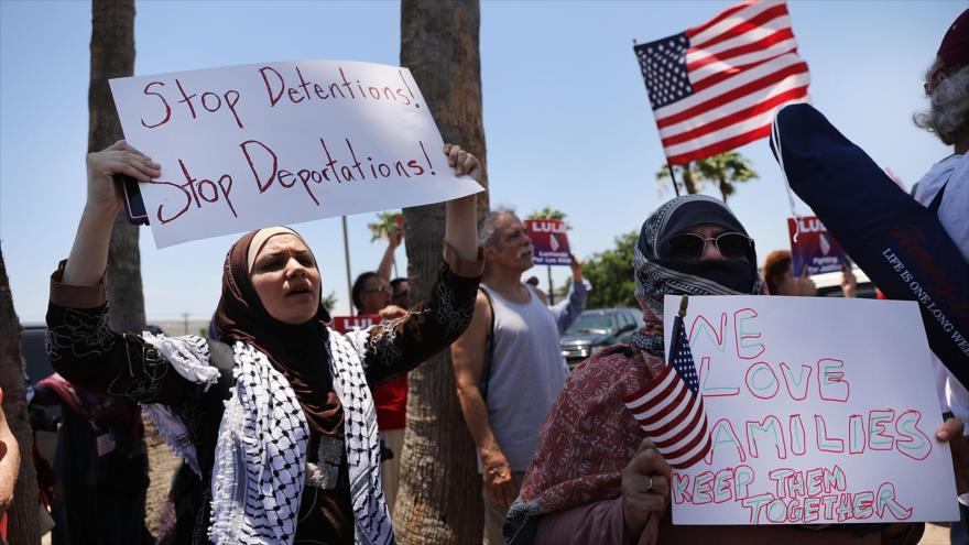 Manifestantes protestan contra las políticas migratorias del presidente Donald Trump en MacAllen (Texas), 23 de junio de 2018.