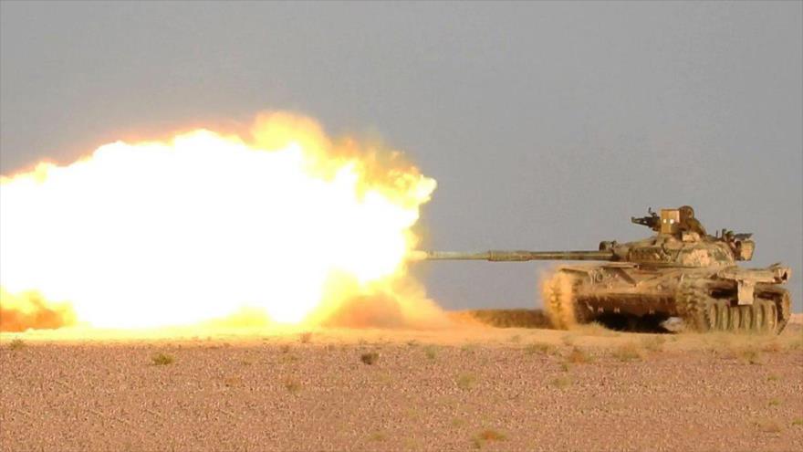 Un tanque del Ejército sirio dispara contra las posiciones terroristas de Daesh cerca de la ciudad de Abu Kamal, en provincia de Deir Ezzor.