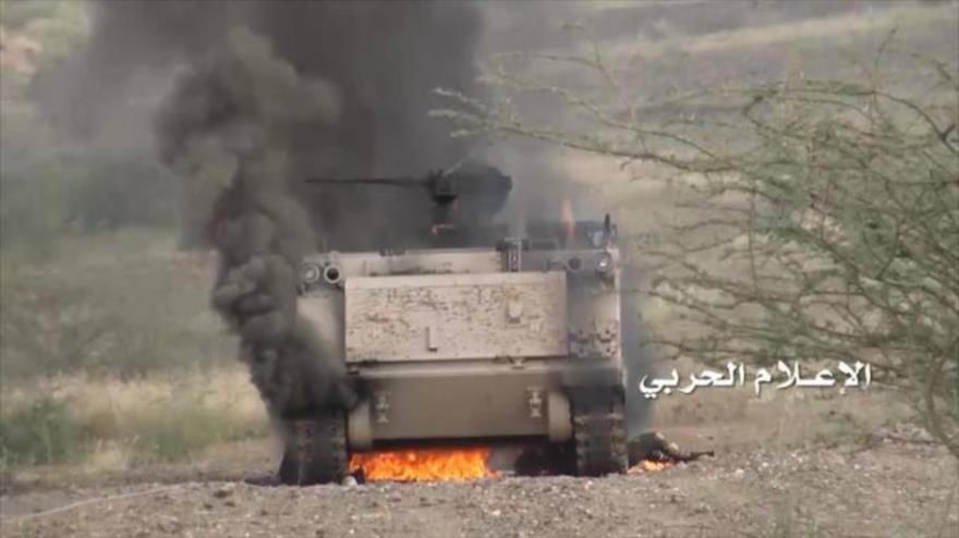 Un vehículo blindado destruido por las fuerzas del Ejército y los comités populares yemeníes.