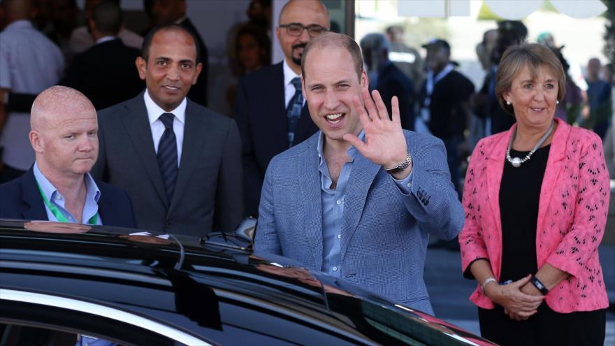 El príncipe William (centro) tras visitar la Universidad Técnica de Luminus en Amán, 25 de junio de 2018.