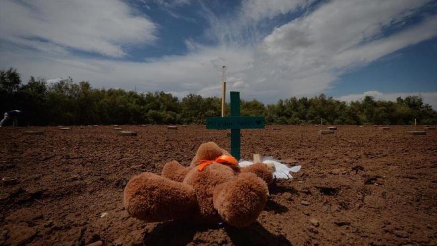 Cementerio cerca de Holtville, California (sur de EE.UU.), donde activistas han colocado cruces en las tumbas de los inmigrantes, 21 de agosto de 2014.