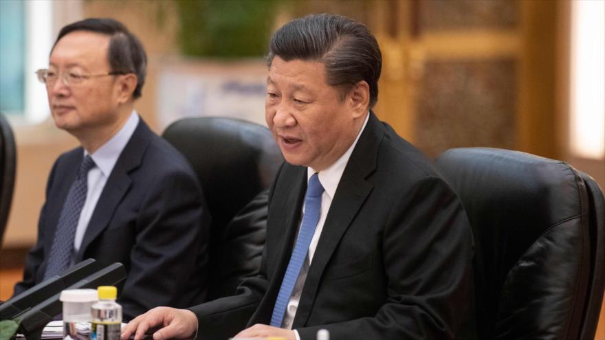 El presidente chino, Xi Jinping (dcha.), habla durante una reunión en el Gran Palacio del Pueblo en Pekín (capital), 25 de junio de 2018.