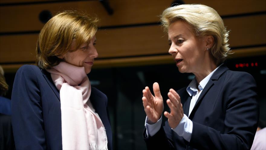 La ministra gala de Defensa, Florence Parly (izq.), habla con su par alemana, Ursula von der Leyen, en una ceremonia en Luxemburgo, 25 de junio de 2018.
