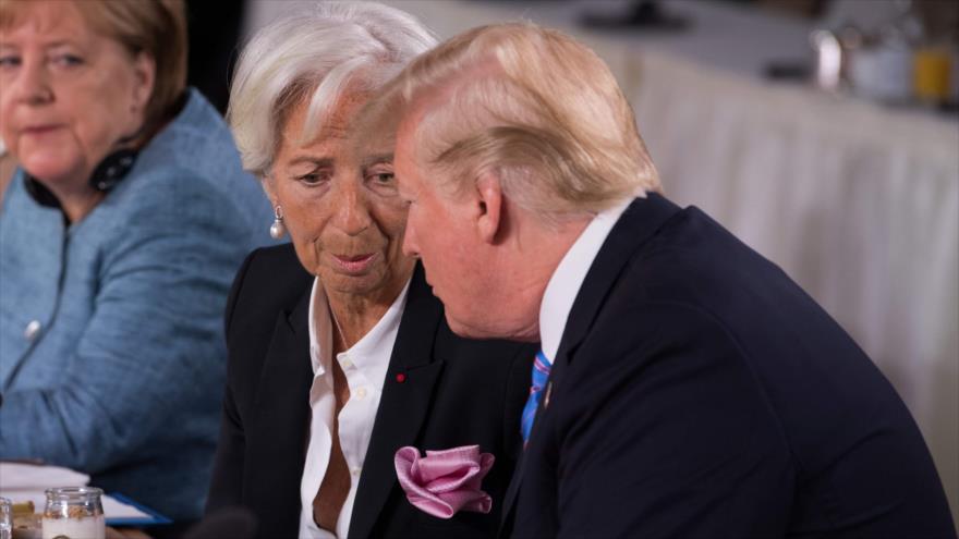 La directora gerente del FMI, Christine Lagarde (izq.), habla con el presidente de EE.UU., Donald Trump, en un evento en Quebec, 9 de junio de 2018.