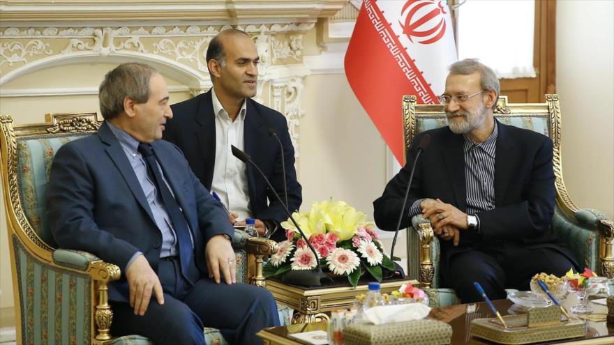 El presidente del Parlamento iraní, Ali Lariyani (dcha.), se reúne con el vicecanciller sirio, Faisal al-Miqdad (izq.), Teherán, 26 de junio de 2018.