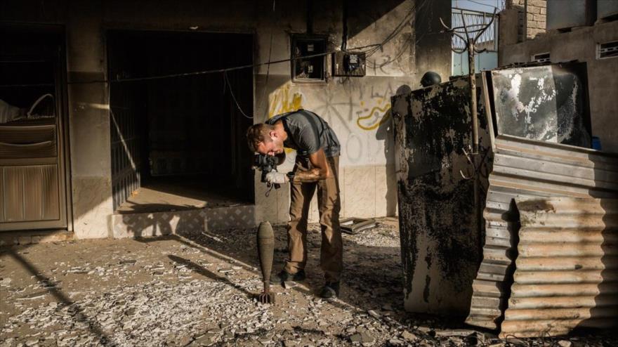 Agente de Investigación de Conflictos Armados inspecciona proyectil dejado por Daesh en Irak
