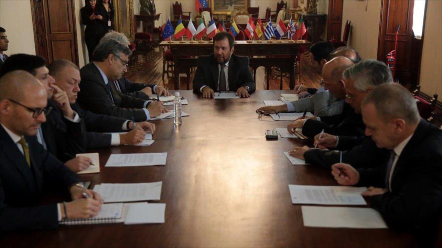 
El viceministro venezolano de Exteriores para Europa, Yván Gil, entrega la nota de protesta a los representantes de la UE, 26 de julio de 2018.
