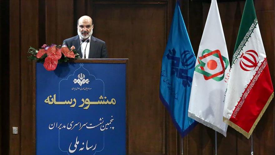 El presidente de la Organización de la Radio y Televisión de Irán, Abdolali Ali Asgari, habla en la cumbre de directores de IRIB, 26 de junio de 2018.