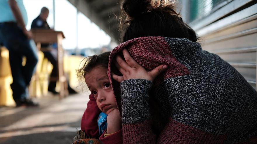 Una madre hondureña y su hija esperan tras haber sido rechazada su entrada a EE.UU. desde México, en Brownsville, Texas, 25 de junio de 2018.