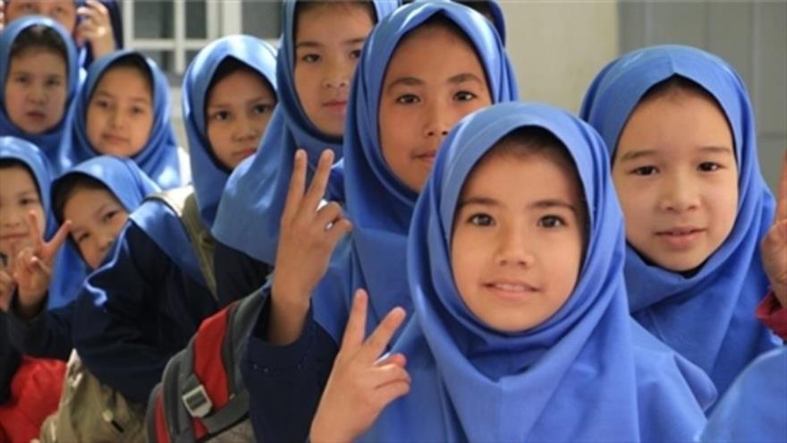 Todos los niños afganos disfrutan de educación gratuita en Irán por orden del Líder de la República Islámica de Irán.