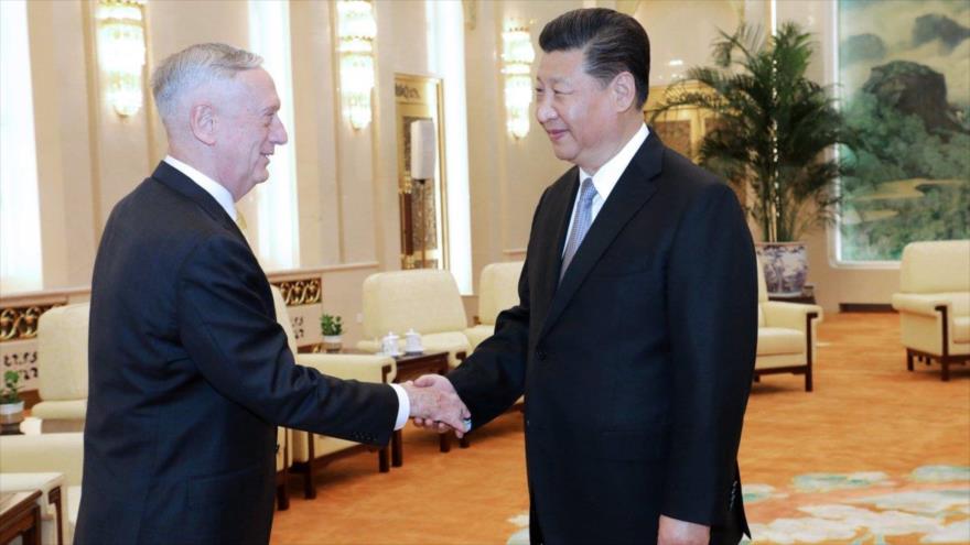 El presidente de China, Xi Jinping (dcha.), recibe al secretario de Defensa de EE.UU., James Mattis, en Pekín, la capital china, 27 de junio de 2018.