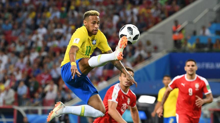El delantero brasileño Neymar salta para controlar la pelota durante el partido de Brasil y Serbia en el Mundial de Rusia 2018, 27 de junio de 2018. Fuente: AFP