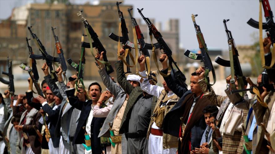 Manifestaron en la capital de Yemen, Saná, en apoyo a la resistencia de Ansarolá frente a las fuerzas pro saudíes en Al-Hudeyda, 25 de junio de 2018.