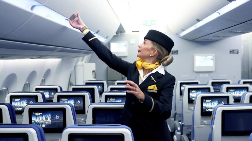 Un estudio revela que los azafatas de vuelo enfrentan más riesgo de padecer cáncer.