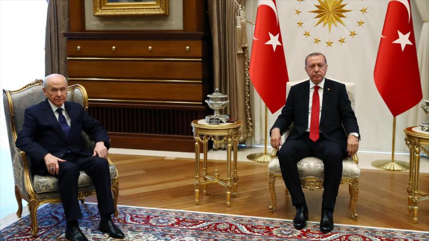 Presidente turco, Recep Tayyip Erdogan (dcha.), se reúne con Devlet Bahceli, líder del Partido de Acción Nacionalista de Turquía, 27 de junio de 2018.