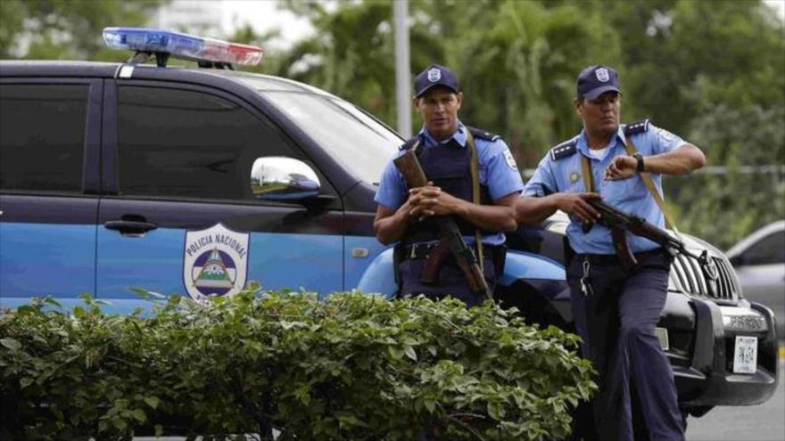 Dos agentes de la Policía Nacional de Nicaragua.