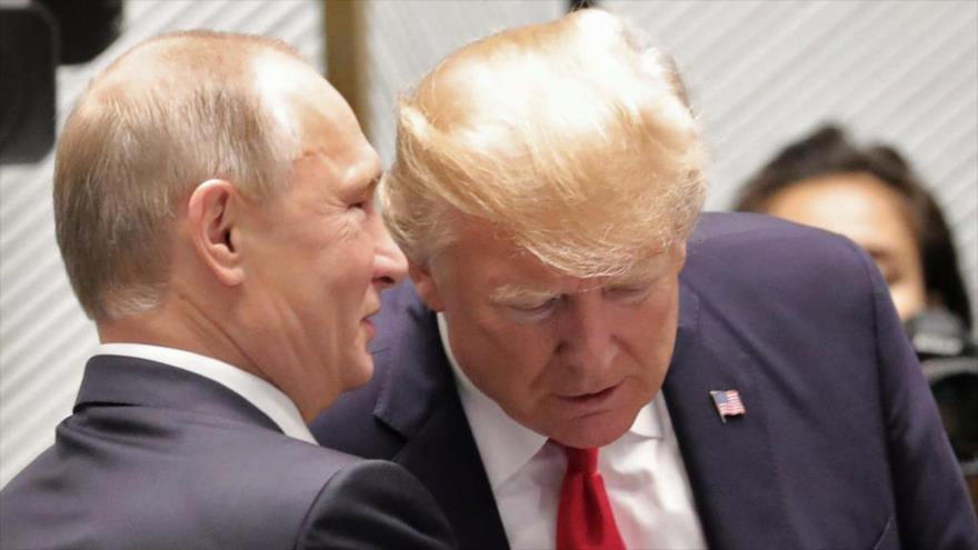 Presidente de Rusia, Vladimir Putin (izq.), habla con su par estadounidense Donald Trump, Vietnam, 11 de noviembre de 2017.