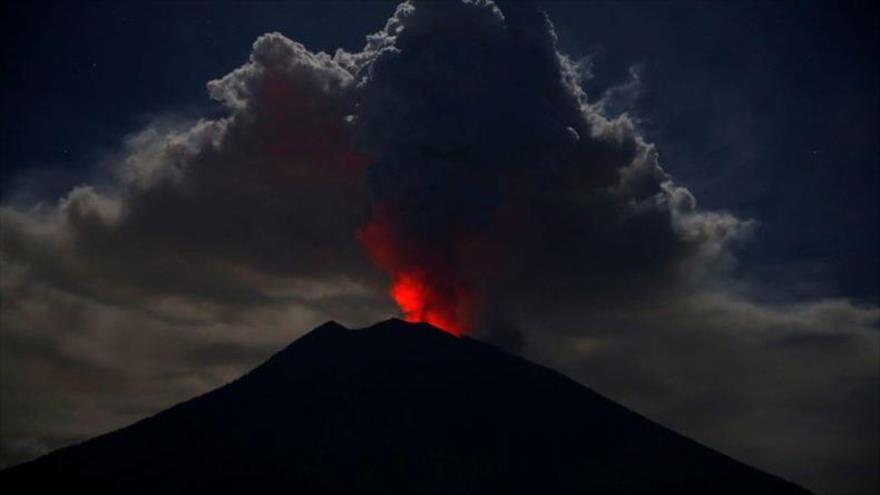 Miles de turistas, bloqueados en Bali por una erupción volcánica 